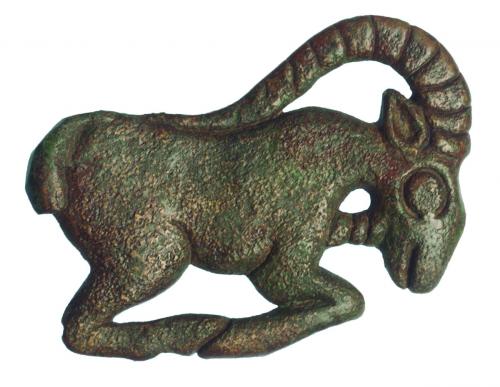 2012   -  PRÓXIMO ORIENTE. LURISTÁN. Aplique (1300-800 a.C.). Bronce. Con representación de íbice. Longitud 7,6 cm.