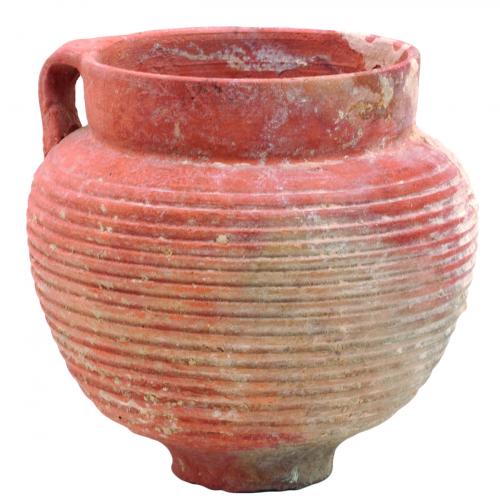 2014 - PRÓXIMO ORIENTE. IMPERIO SASÁNIDA. Jarrita (III-VI d.C.). Cerámica. Con decoración incisa a lo largo del cuerpo. Altura 9,4 cm. Diámetro 6,7 cm. Paralelo BM 2013,6003.5