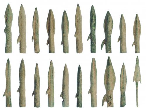 2019 - HISPANIA ANTIGUA. FENICIO-PÚNICO. Lote de veinte puntas de flecha (VII-V a.C.) Bronce. 19 de doble filo y anzuelo y 1 de pedúnculo y aletas. Longitud 3,8-4,2 cm.