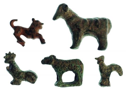 2025   -  HISPANIA ANTIGUA. Iberorromano. Lote de cinco animales (II a.C. - II d.C.). Bronce. Figuras de dos gallos, dos carneros y felino. Longitud 1,9-4,1 cm. 