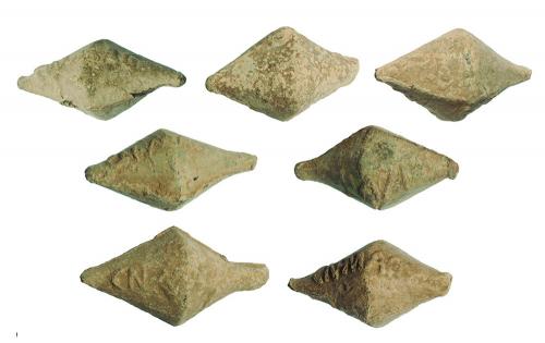 2033 - ROMA. República Romana. Lote de siete glandes (46-45 a.C.). Plomo. Epigrafíados con CN MAG (Cneo Pompeyo Magno). Longitud 4,4-5,2 mm.
