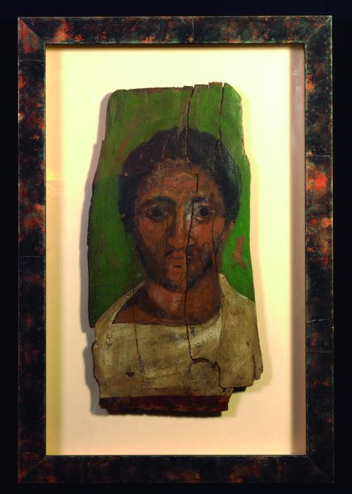 2042 - ROMA. Imperio Romano. Pintura romana sobre tabla (175-225 d.C.). Madera. Representación de un joven romano. Retrato de el-Fayum. Pintura polícroma. Dimensiones 58,6 cm x 39,5 cm.
