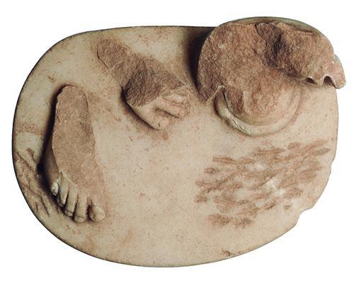 2043 - ROMA. Imperio Romano. Escultura (I-II d.C.). Mármol. Fragmento con arranque de pies y columna. Altura 7,6 cm. Longitud 15,6 cm.