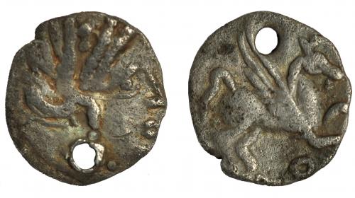12 - Divisores de imitación ampuritana. Hemióbolo. A/ Cabeza femenina a der. R/ Pegaso volando a der., debajo círculo. AR 0,26 g. CNH-163. ACIP-516. CC-927, mismo ejemplar. Perforada. MBC. Rarísima.