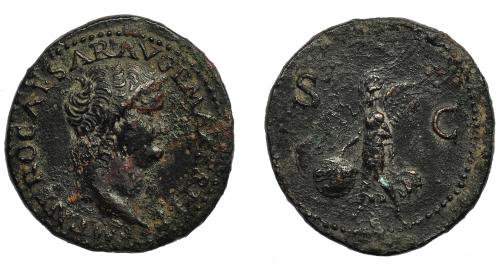 142   -  NERÓN. As. Lugdunum (66 d.C.). R/ Victoria a izq. con escudo con inscripción SPQR, S-C. AE 10,65 g. 30,7 mm. RIC-543. Pátina oscura con erosiones. MBC-.