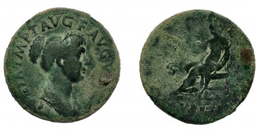 154   -  JULIA TITI. As. Roma (80-81). R/ Vesta sentada a izq. con paladio y cetro. Ae 8,80 g. 27 mm. RIC-398. Pátina verde. BC/MC.