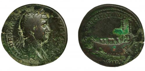 173   -  ADIRANO. Sestercio. Roma (129-130). R/ Barco a izq. FELICITATI/AVG/COS III PP. AE 21,81 g. 31,3 mm. RIC-1285 ss. Concreciones. Pátina verde. BC+/MBC-.