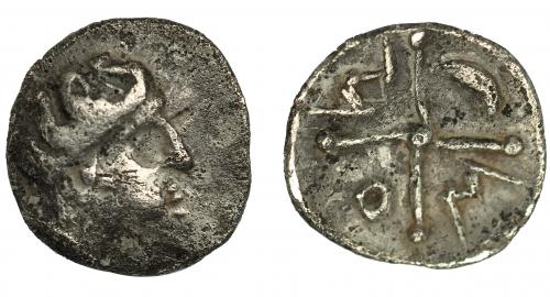 24 - Divisores de imitación masaliota. Tritartemorion. A/ Cabeza femenina a der. R/ Rueda de 4 radios, en los cuarteles círculo, creciente, M y A. AR 0,34 g. CNH-141. ACIP-489. CC-1001, mismo ejemplar. BC+/MBC. Rarísima.