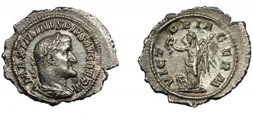 243   -  MAXIMINO I. Denario. Roma (236-238). R/ Victoria a izq. con corona, palma y cautivos a sus pies; VICTORIA GERM. AR 2,15 g. 23,2 mm. RIC-23. Cospel irregular. EBC-/MBC+.