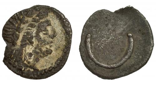 29 - Divisores ibéricos inciertos. Hemióbolo. A/ Cabeza de Apolo laureada a der. R/ Creciente. AR 0,29 g. CNH-6 vte. ACIP-529 vte. sin glóbulo en rev. CC-1040, mismo ejemplar. Pequeña rotura al borde. MBC-/MBC. Muy rara.