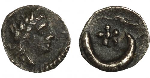 31 - Divisores ibéricos inciertos. Hemitartemorion. A/ Cabeza de Apolo laureada a der. R/ Creciente con estrella y delfín. AR 0,07 g. CNH-no. ACIP-no. CC-1050, mismo ejemplar. MBC+. Rarísima.