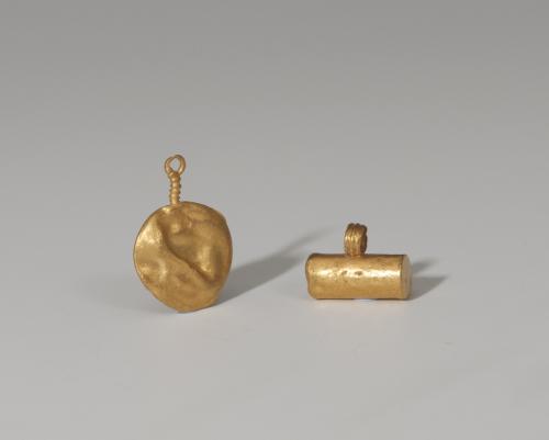 819   -  ROMA. Imperio Romano. Lote de dows colgantes (I-III d.C.). Oro. Uno circular y otro rectangular. Longitud 12 mm.
