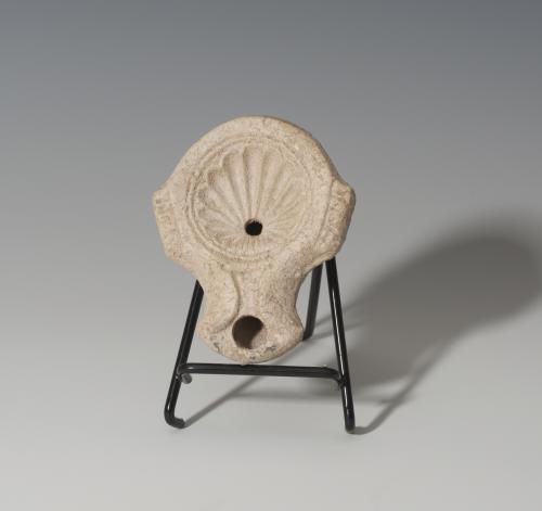 828   -  ROMA. Imperio Romano. Lucerna (I-II d.C.). Terracota. Con decoración de concha en disco central y un agujero de llenado. Longitud 9,8 cm. 