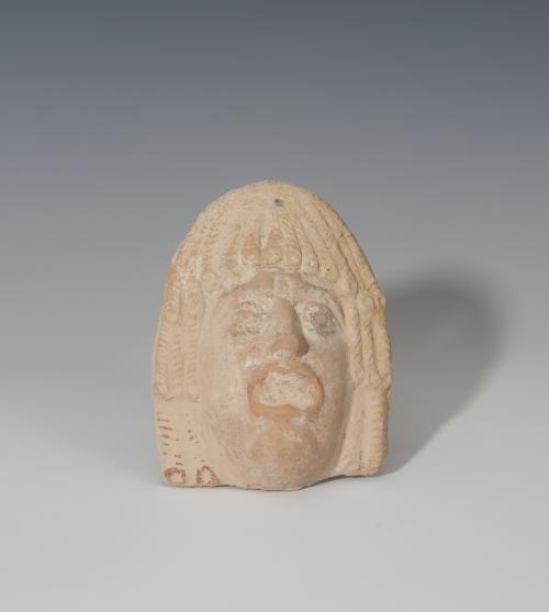 840   -  ROMA. Imperio Romano. Máscara teatral (I-II d.C.). Terracota. Con boca abierta y tocado. Perforación circular en la parte superior. Altura 12,7 cm.