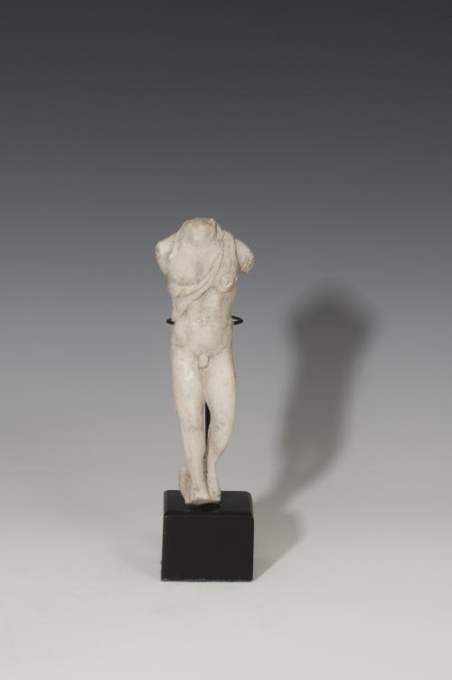 842   -  ROMA. Imperio Romano. Figura de Hércules (II-III d.C.). Mármol. Con piel de león de Nemea. Falta brazos y cabeza. Incluye peana. Altura 17,1 cm.