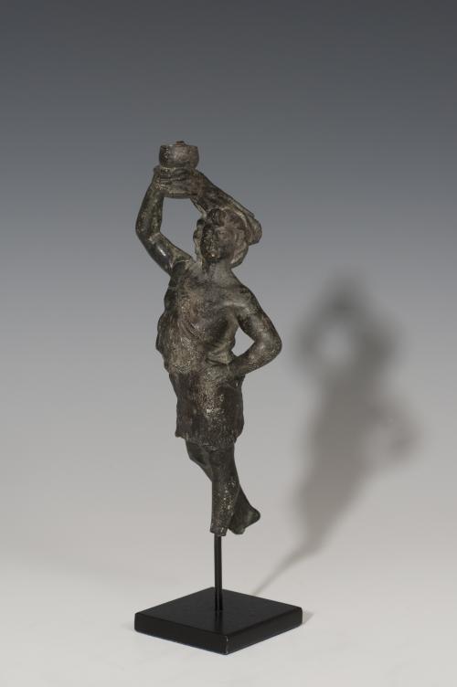 843   -  ROMA. Imperio Romano. Figura de Sátiro (I-II d.C.). Bronce. Vestido con piel animal y sujetando copa con la mano derecha. Faltan pies. Altura 16,2 cm. Incluye peana.