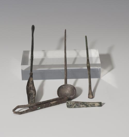855   -  ROMA. Imperio Romano. I-III d.C. Bronce y Plata. Lote de 5 instrumentos médicos y/o domésticos: un spathomele, una cuchara (ligula), dos pinzas (vulsellae) y una cuchara-sonda. Longitud 3,9-17,2 cm.