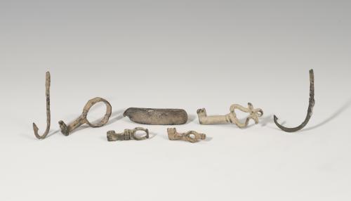 857   -  ROMA. Imperio Romano. Lote de siete objetos (I-IV d.C.). Bronce. Dos anzuelos, cuatro llaves y un objeto rectangular con apéndice punzante. Altura 4,1 cm (anzuelos). Longitud 2,6-4,5 cm.