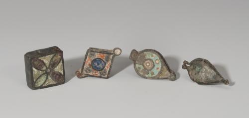 858   -  ROMA. Imperio Romano. Lote de 4 guardapelos (III-IV d.C.). Bronce y pasta vítrea. Longitud 2,9-3,1 cm.