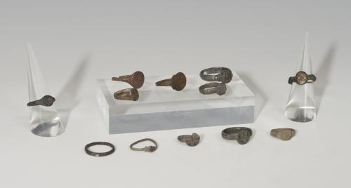 872   -  ROMA, PERÍODO MEDIEVAL Y ÉPOCA MODERNA. Lote de 12 anillos de diversas épocas y culturas. Bronce y bronce plateado. Diámetro interior 11-18 mm.
