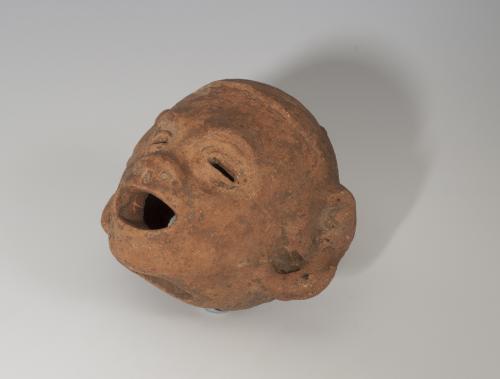 883   -  PREHISPÁNICO. Cultura Mixteca. Cabeza masculina (600-1250 d.C.). Terracota. Con orificio inferior y boca abierta. Altura 9,3 cm.