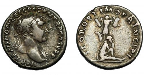121 - TRAJANO. Denario. Roma (103-107). R/ Dacio cautivo sentado a der. a los pies de trofeo; SPQR OPTIMO PRINCIPI. AR 2,96 g. 18 mm. RIC-222. MBC-.