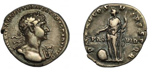 125 - TRAJANO. Denario. Roma (114-117). R/ Providentia a izq. con cetro, globo a sus pies y apoyada en columna; PARTHICO PM TR P COS VI PP SPQR PRO VID. AR 3,58 g. 18,3 mm. RIC-361. MBC/MBC-. Escasa.