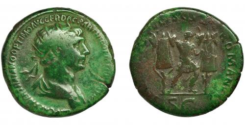132 - TRAJANO. Dupondio. Roma (114-117 d.C.). R/ Trajano entre dos trofeos; SENATVS POPVLVSQVE ROMANVS, exergo SC. AE 11,87 g. 26 mm. RIC-676. Pátina verde. BC+. Ex col. Cerdá, enero 1919. Adjunta tejuelo original.
