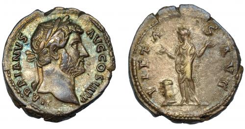 142 - ADRIANO. Denario. Roma (133-135). R/ Pietas a izq. alzando sus manos sobre altar; PIETAS AVG. AR 3,31 g. 17,4 mm. RIC-257. EBC-/MBC+. Compra privada en La Lonja del Almidón.