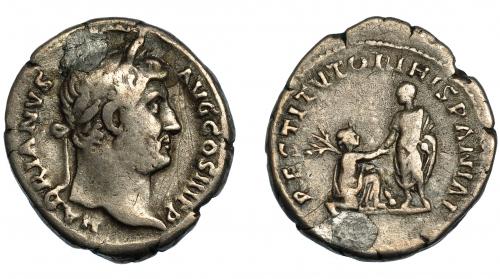 145   -  ADRIANO. Denario. Roma (134-138). R/ Adriano dando la mano a Hispania arrodillada ante él; entre ellos, conejo; RESTITVTORI HISPANIAE. AR 3,22 g. 18 mm. RIC-326. Agujero tapado. BC-.