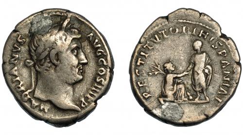 145 - ADRIANO. Denario. Roma (134-138). R/ Adriano dando la mano a Hispania arrodillada ante él; entre ellos, conejo; RESTITVTORI HISPANIAE. AR 3,22 g. 18 mm. RIC-326. Agujero tapado. BC-.