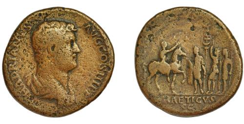 155 - ADRIANO. Sestercio. Roma (134-138). R/ Adriano a caballo saludando a cuatro soldados con estandartes; (EXERCITVS) RAETICVS, SC. AE 23,72 g. 32,3 mm. RIC-929. Pequeñas erosiones. BC/BC+. Muy rara.