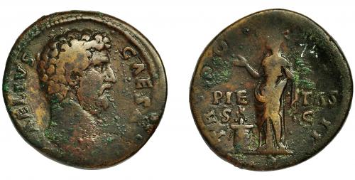 171 - AELIO. Sestercio. Roma (137 d.C.). R/ Pietas a izq., delante altar, en campo PIE-TAS/S-C; TR POT COS II. AE 24,4 g. 32,6 mm. RIC-1061. Vanos y pequeñas concreciones. MBC-. Compra privada en La Lonja del Almidón. Conserva tejuelo original.