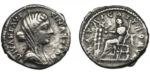 177 - FAUSTINA LA MENOR (bajo Marco Aurelio). Denario. Roma (176-180 d.C.). R/ Faustina sentada a izq. Con cetro y globo, delante estandartes; MATRI CASTRORVM. AR 2,80 g. 18,1 mm. RIC-753. MBC-/BC+.