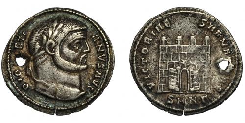 222 - DIOCLECIANO. Argénteo. Nicomedia (295-296). R/ Campamento con cuatro torres y puertas abiertas, estrella sobre la puerta; VICTORIAE SARMATICAE, exergo SMNG (gamma). AR 3,12 g. 19 mm. RIC-25a. Agujero y grieta. MBC. Muy rara. Venta privada en La Lonja del Almidón.