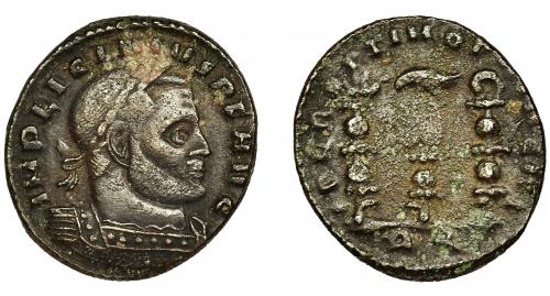 242 - LICINIO I. Follis. Roma (312-313). R/ SPQR OPTIMO PRINCIPI, exergo RQ. AE 4,40 g. 22 mm. RIC-305c. Concreción en anv. MBC/MBC-.