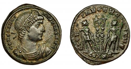 249 - CONSTANTINO I. Follis. Constantinopla (330-333). R/ Dos soldados flanqueados por dos estandartes, exergo CONSA. AE 2,67 g. 18 mm. RIC-59. MBC+.