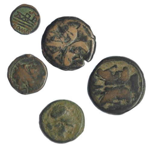 25   -  Lote 5 bronces republicanos: As de Maiania y as, triens, semis y semis de imitación anónimos. BC-/BC+.