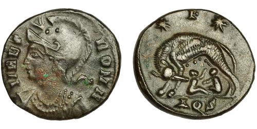 252 - CONSTANTINO I. Follis. Aquileia (335-336). Serie conmemorativa. R/ Loba a izq. amamantando a los gemelos, encima dos estrellas; F, en exergo AQS. AE 2,40 g. 16 mm. RIC-136. MBC+.