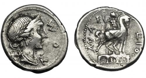 28 - AEMILIA. Denario. Roma (114-113 a.C.). R/ Estatua ecuestre sobre arquería. AR 3,82 g. 19 mm. CRAW-291.1. FFC-103.