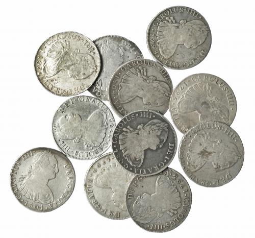 319   -  CARLOS IV. Lote 11 monedas de 8 reales de Lima diferentes, uno con contramarca M.. BC+/MBC.
