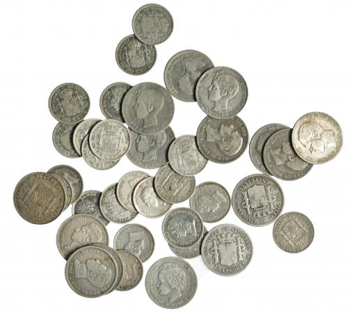 364 - Lote 37 piezas: Alfonso XII 50 cts. (3), 1 pta. (4); Gobierno Provisional: 1 pta. (2); Alfonso XIII 50 céntimos (19), 1 pta. (9). BC+/MBC.