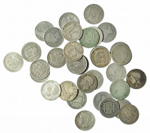 365 - ALFONSO XIII. Lote 35 monedas: 1 peseta (34), 4 reales de Isabel II (1). BC/MBC.