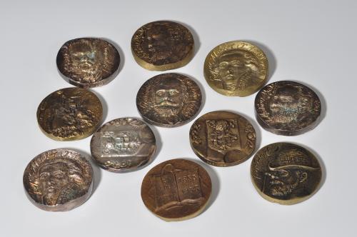 370 - FRANCISCO FRANCO. Colección de 11 medallas de personajes ilustres españoles. AE 62 mm. Fundidas. Algunas plateadas. De MBC a EBC.