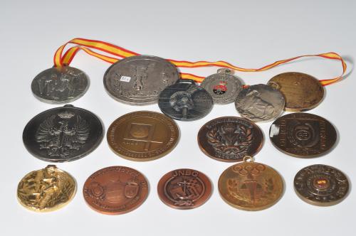 371 - FRANCISCO FRANCO. Lote 15 medallas y condecoraciones de eventos deportivos. S. XX. Diferentes metales. De MBC a SC.