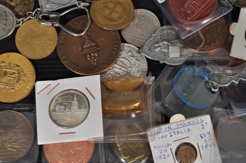372 - FRANCISCO FRANCO. Lote 38 piezas: medallas, insignias y jetones. Diferentes metales y tamaños. 5 de ellas en resina. DE MBC a SC.