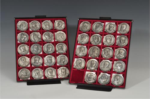 375 - FRANCISCO FRANCO. Colección de 39 medallas de personajes ilustres españoles, la mayoría catalanes. AE plateado. 50 mm. Fabricante PUJOL. SC.