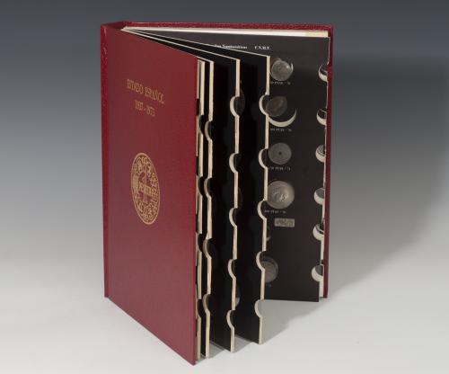 378 - Álbum con una colección de 116 monedas de Franco y Juan Carlos I, incluyendo el duro del error y 5 piezas de 100 pesetas de 1966. Varias conservaciones.
