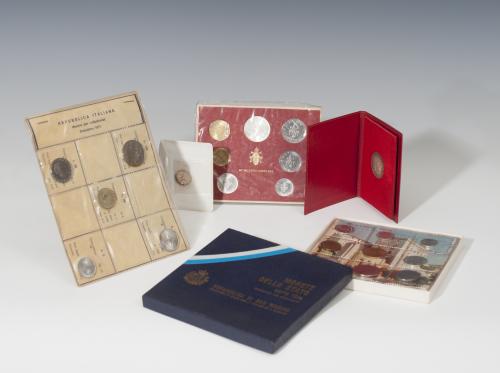 384   -  Lote 5 estuches moneda extranjera: Vaticano, set 1978, año XVI 7 piezas; 500 liras sede vacante 1963 en su estuche; medalla plata Pablo VI 1975; República Italiana, set 1971, 5 piezas; República de San Marino, set 1978, 9 piezas. SC.