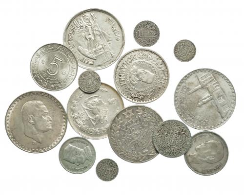 385 - Lote 14 piezas de países islámicos: 6 monedas tamaño duro, 2 tamaño de 1/2 duro y 6 fraccionarias. De MBC a SC.